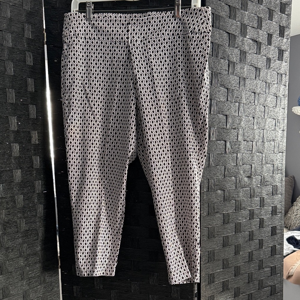 Stylish Black and White Patterned Women's Capris